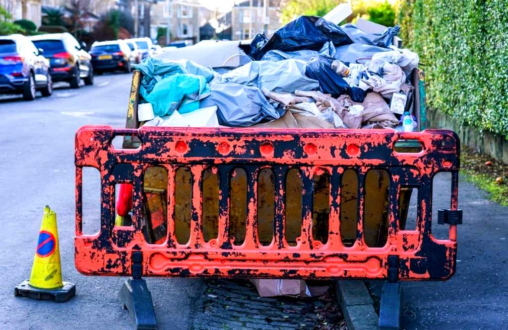 Rubbish Removal Services in Hollinsgreen